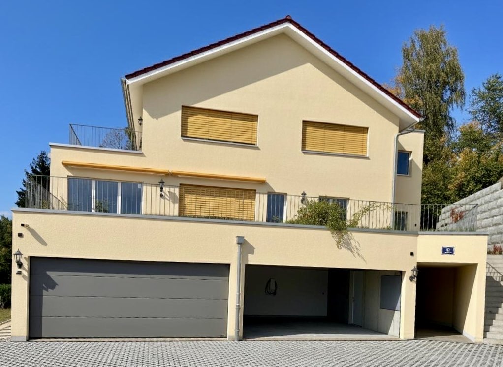 Das Haus in welchem sich die Unterkunft befindet mit Garage.