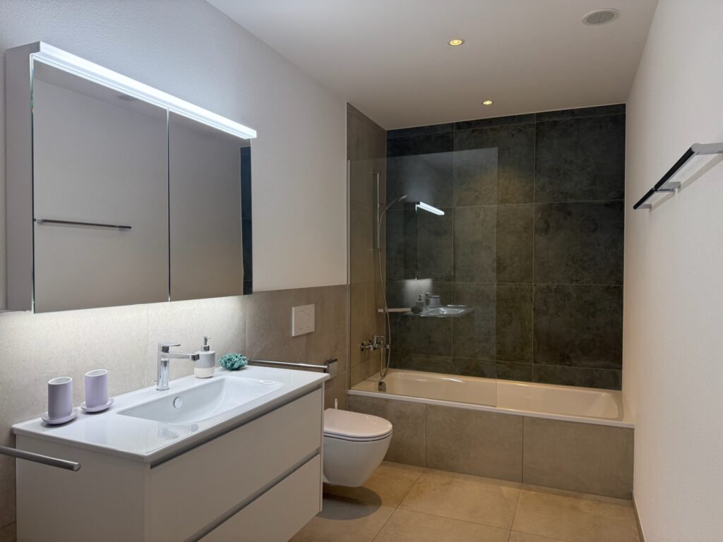 Bad mit Dusche und Wanne