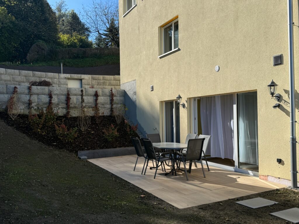 Gartensitzplatz mit Morgensonne